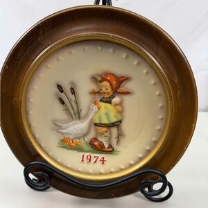 GOEBEL HUMMEL "GOOSE GIRL" (HUM 267) TMK 5 - 1974 ANNUAL PLATE - Wall Mount